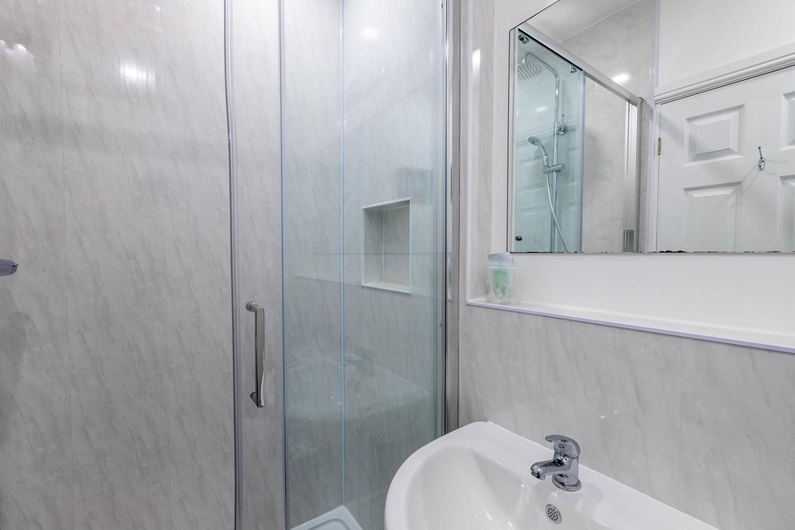 Windermere Studio Rooms - With Free Car Parking Onsite Exterior photo